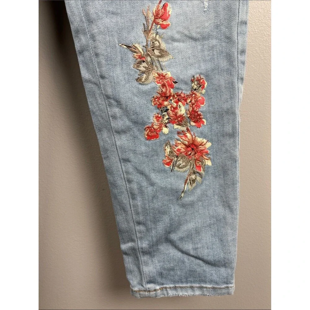 White House Black Market Light Blue Embroidered Floral distressed Jeans